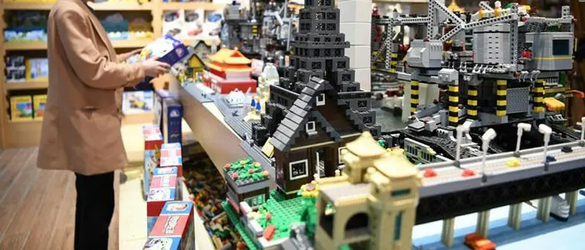 Rows of plastic toy products and injection molding workshops in Chenghai, Shantou, China's toy manufacturing capital