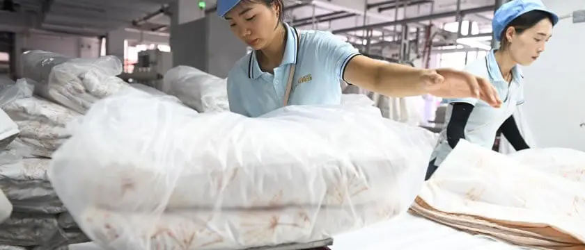 Bedding set production lines and fabric printing workshops in Nantong's Dieshiqiao home textile cluster